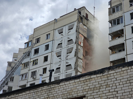 １２日、ロシア西部ベルゴロドで、ウクライナ軍の攻撃で損壊した共同住宅（ＡＦＰ時事）