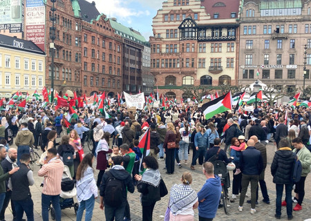 １１日、スウェーデン・マルメで、音楽祭「ユーロビジョン・ソング・コンテスト」へのイスラエル参加に抗議するデモ参加者ら