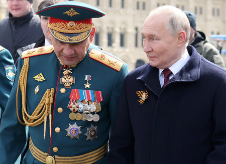 ロシアのプーチン大統領（右）とショイグ国防相＝９日、モスクワ（ＥＰＡ時事）