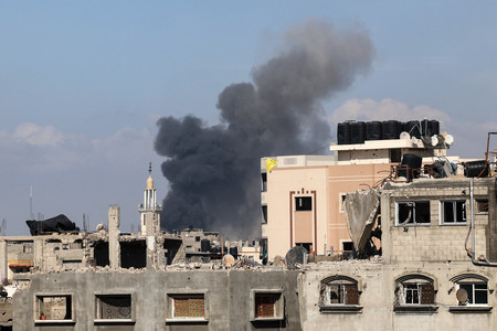 １２日、パレスチナ自治区ガザ北部ジャバリヤで、イスラエルの爆撃を受け上がる煙（ＡＦＰ時事）