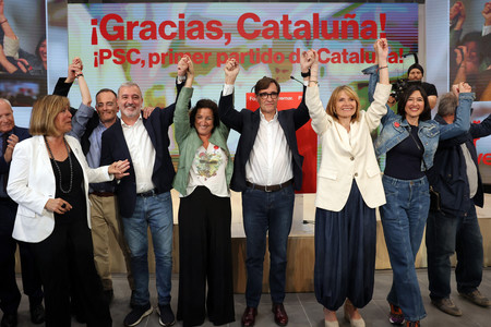 １２日、スペイン北東部カタルーニャ自治州のバルセロナで、州議会選挙で当選した「カタルーニャ社会党」の候補者ら（ＡＦＰ時事）