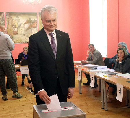 １２日、ビリニュスで投票するリトアニアのナウセーダ大統領（ＡＦＰ時事）