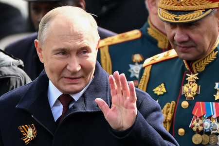 ロシアのプーチン大統領（左）とショイグ氏（右）＝９日、モスクワ（ＡＦＰ時事）