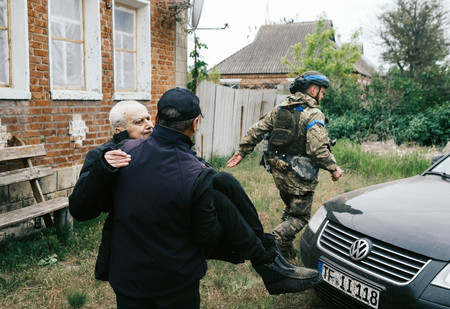 １３日、ウクライナ北東部ハリコフ州ボルチャンスクの対ロシア国境地域から避難する住民（ＥＰＡ時事）