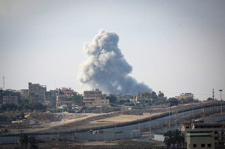１３日、パレスチナ自治区ガザ最南部ラファで、イスラエルの攻撃を受けて立ち上る煙（ＡＦＰ時事）