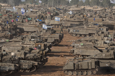 イスラエル南部のパレスチナ自治区ガザとの境界付近に集まるイスラエル軍の軍用車両＝９日（ＥＰＡ時事）