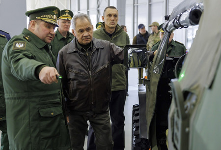 ロシア国防相を退任したショイグ氏（中央）＝４月１７日、モスクワ郊外（ＥＰＡ時事）