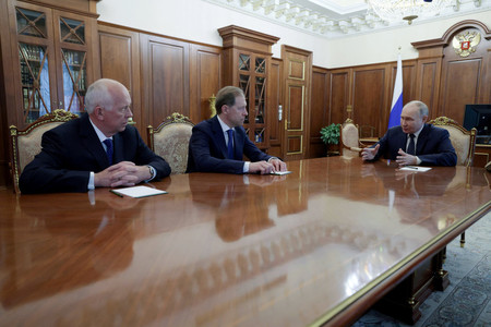 ロシア国営防衛企業ロステクのチェメゾフ最高経営責任者（左端）らと会談するプーチン大統領（右端）＝１１日、モスクワ（ＡＦＰ時事）