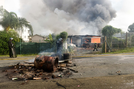 １４日、フランス領ニューカレドニアの中心都市ヌメアで、暴動が続く中、道路に置かれた障害物（ＡＦＰ時事）