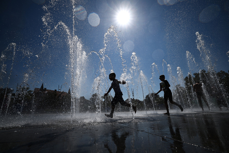 猛暑の中、公園の噴水の中を走る子供たち＝２０２３年８月、フランス東部コルマール（ＡＦＰ時事）