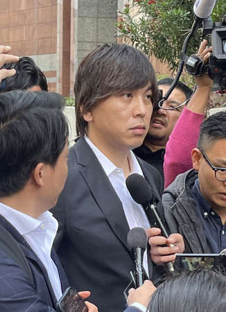 １４日、米ロサンゼルスの裁判所前で報道陣に囲まれる大谷翔平選手の元通訳の水原一平被告