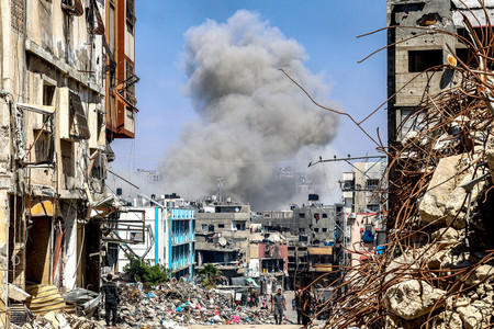１４日、パレスチナ自治区ガザ北部ジャバリヤで、イスラエルの爆撃を受け上がる煙（ＡＦＰ時事）