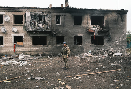 ロシアの攻撃を受けた建物＝１３日、ウクライナ北東部ボルチャンスク（ＥＰＡ時事）