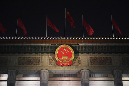 北京の人民大会堂の屋上に翻る中国国旗（ＡＦＰ時事）