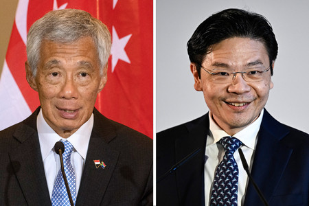 シンガポールのローレンス・ウォン新首相（右）とリー・シェンロン氏（ＡＦＰ時事）
