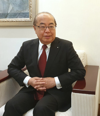 インタビューに応じる富山県の新田八朗知事＝１５日、北京