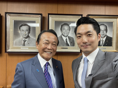 １５日、自民党本部で会談した麻生太郎副総裁（左）と蒋万安台北市長（同市提供）