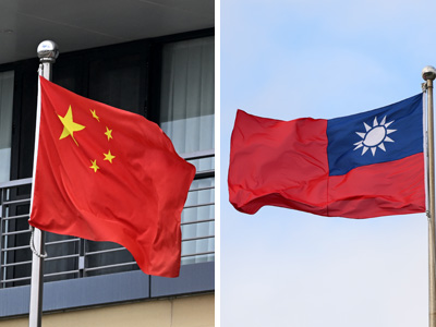 中国国旗（写真左、ＡＦＰ時事）と台湾旗（ＥＰＡ時事）