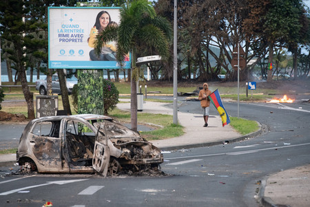 １４日、フランス領ニューカレドニアの中心都市ヌメアで、暴動後に放置された焼け焦げた車（ＡＦＰ時事）