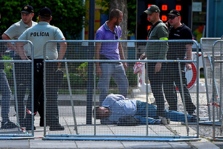 １５日、スロバキア中部ハンドロバで、フィツォ首相の銃撃直後に拘束された人物（ロイター時事）