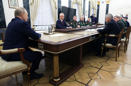１５日、モスクワでロシア軍首脳らを集めた会議を開くプーチン大統領（左端）（ＡＦＰ時事）