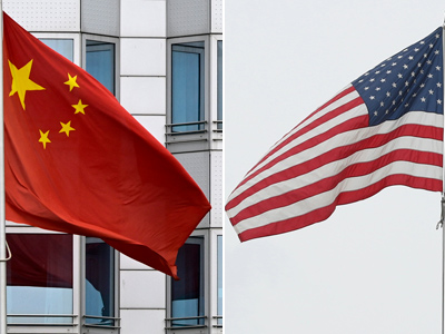 中国（写真左、ＡＦＰ時事）と米国の国旗