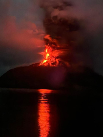 噴火するルアン山＝４月３０日、インドネシア・スラウェシ島北方（同国国家災害対策庁提供・時事）
