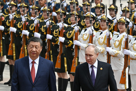 １６日、北京で開かれた歓迎式典に出席した中国の習近平国家主席（手前左）とロシアのプーチン大統領（同右）（ＡＦＰ時事）
