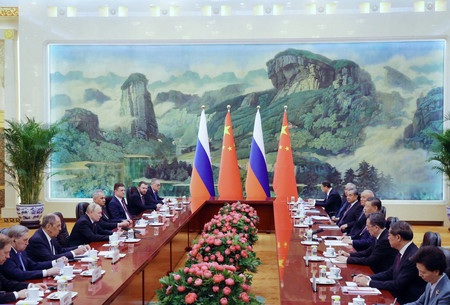 １６日、北京で会談する中国の習近平国家主席（右側手前から４人目）とロシアのプーチン大統領（左側手前から４人目）（ＥＰＡ時事）