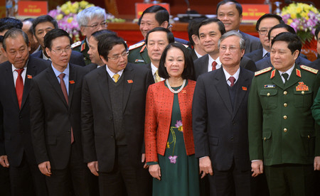 ベトナム共産党序列５位のチュオン・ティ・マイ書記局常務兼中央組織委員長（手前左から４人目）＝２０１６年１月、ハノイ（ＡＦＰ時事）