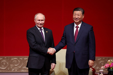 １６日、北京で「中ロ文化年」開幕記念コンサートに出席するロシアのプーチン大統領（左）と中国の習近平国家主席（ＡＦＰ時事）
