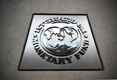 国際通貨基金（ＩＭＦ）本部に掲げられたロゴマーク＝米ワシントン（ＡＦＰ時事）