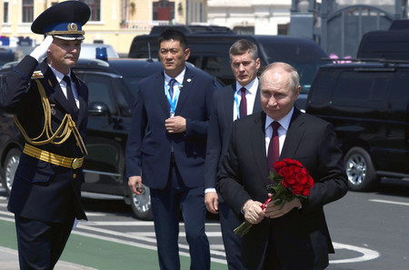 １７日、中国東北部の黒竜江省ハルビンでソ連兵の記念碑に献花するロシアのプーチン大統領（ＡＦＰ時事）