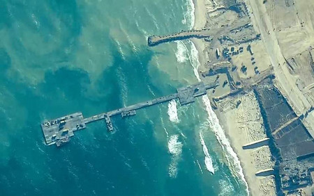 １６日、パレスチナ自治区ガザに設置された浮桟橋（米中央軍提供・ＡＦＰ時事）