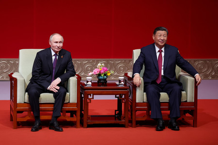 １６日、北京の国家大劇院で並んで座るロシアのプーチン大統領（左）と中国の習近平国家主席（ＥＰＡ時事）