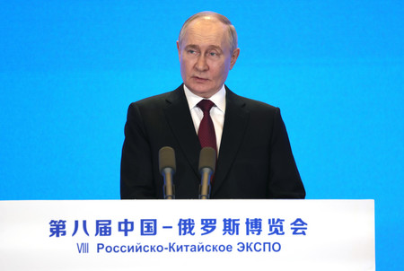 １７日、中国東北部の黒竜江省ハルビンで演説するロシアのプーチン大統領（ＥＰＡ時事）