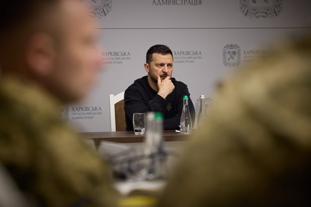 １６日、ウクライナ北東部ハリコフで会議に出席するゼレンスキー大統領（大統領府提供・ＥＰＡ時事）