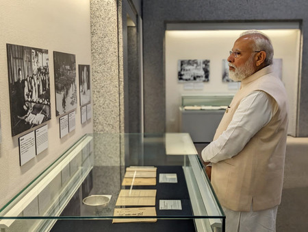 広島市の平和記念資料館（原爆資料館）を視察するインドのモディ首相＝２０２３年５月（同首相のＳＮＳより）