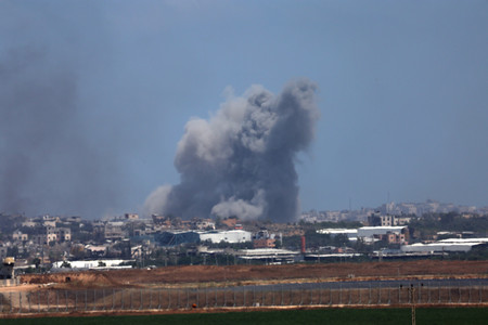１６日、パレスチナ自治区ガザ北部ジャバリヤで、イスラエルの空爆を受けて上がる煙（ＥＰＡ時事）