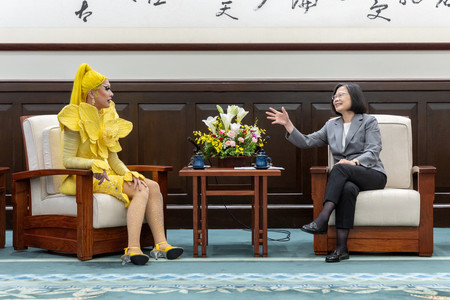 台湾総統府を訪問した芸能人と面会する蔡英文総統（右）＝１５日、台北（総統府提供）（ＡＦＰ時事）