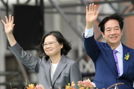 ２０日、台北で行われた就任式で手を振る頼清徳新総統（右）と蔡英文前総統（ＡＦＰ時事）