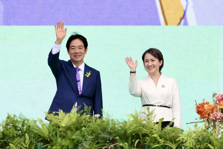 ２０日、台北で行われた就任式で手を振る台湾の頼清徳新総統と蕭美琴副総統（ＥＰＡ時事）