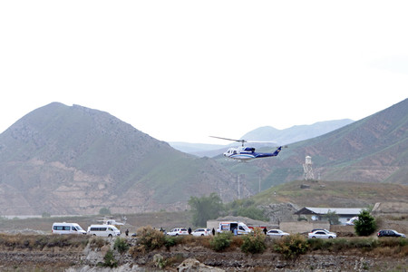 １９日、イラン北西部の国境地帯で、ライシ大統領を乗せて離陸するヘリコプター＝国営イラン通信が配信（ＥＰＡ時事）