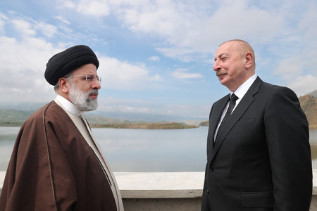 １９日、国境地帯でダム完成を受けて会談するイランのライシ大統領（左）とアゼルバイジャンのアリエフ大統領＝イラン大統領府提供（ＡＦＰ時事）