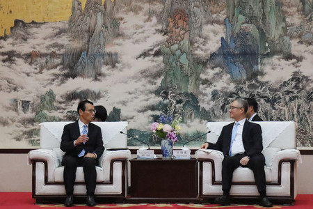 ２０日、中国安徽省合肥市で、王清憲省長（右）と会談する金杉憲治・駐中国大使