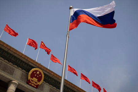 北京の人民大会堂の正面に掲げられたロシア国旗＝２０２３年５月（ＡＦＰ時事）
