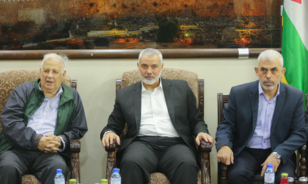 イスラム組織ハマス最高指導者のハニヤ氏（中央）と、パレスチナ自治区ガザのトップ、ヤヒヤ・シンワル氏（右）＝２０１９年１０月、ガザ市（ＡＦＰ時事）