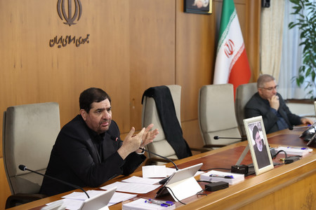 ２０日、イランの首都テヘランで、死亡したライシ師の写真とともに閣議に参加するモフベル大統領代行（左）＝大統領府提供（ＥＰＡ時事）