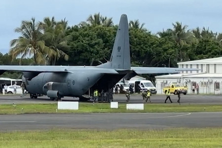 ２１日、南太平洋のフランス領ニューカレドニアの中心都市ヌメアの空港に駐機するオーストラリア軍の輸送機（ＡＦＰ時事）