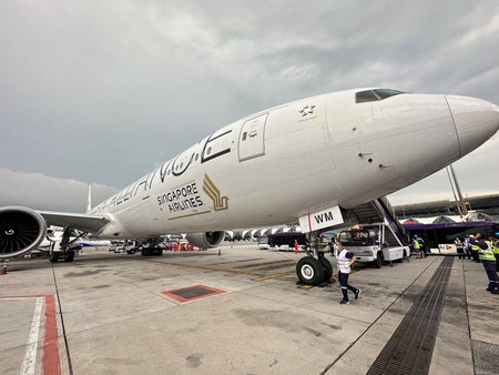 ２１日、バンコク近郊のスワンナプーム空港に緊急着陸したシンガポール航空の旅客機（ロイター時事）